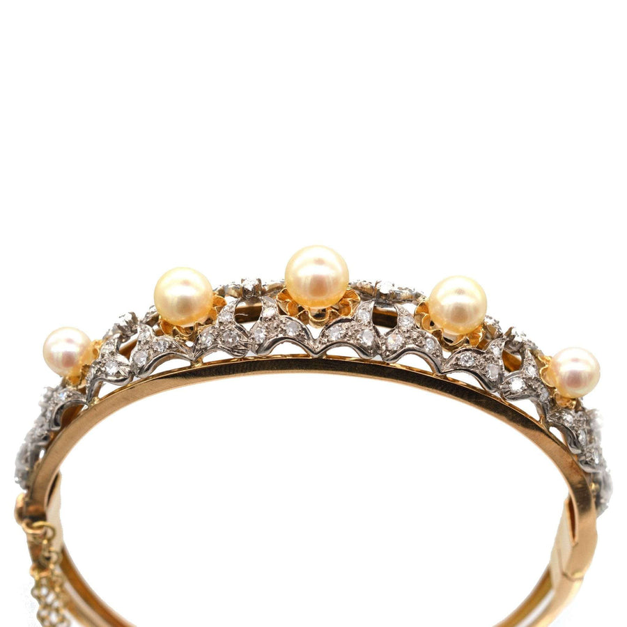 1940s 18ct gold bangle featuring cultured pearls and diamond trellis, showcasing luxury and elegance.
