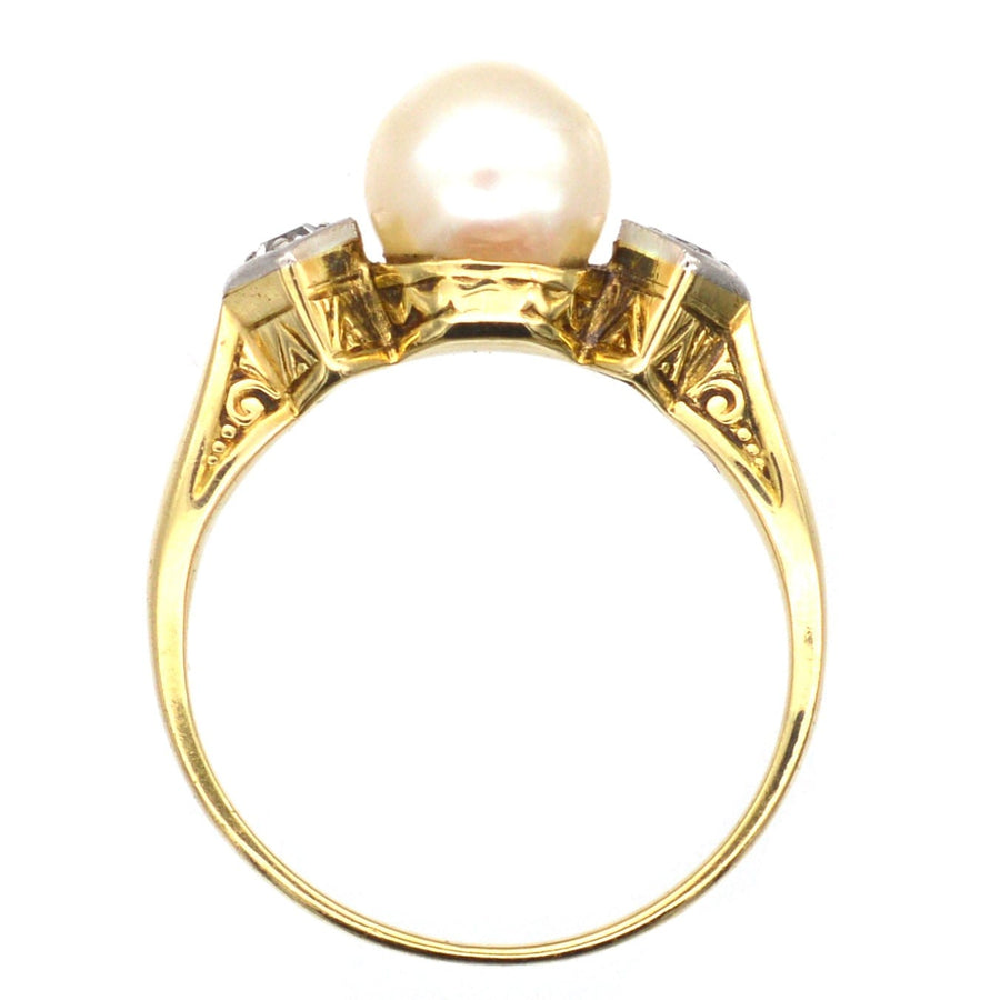 Art Deco 14ct gold ring featuring a cultured pearl and diamond accents, vintage design from the 1930s.