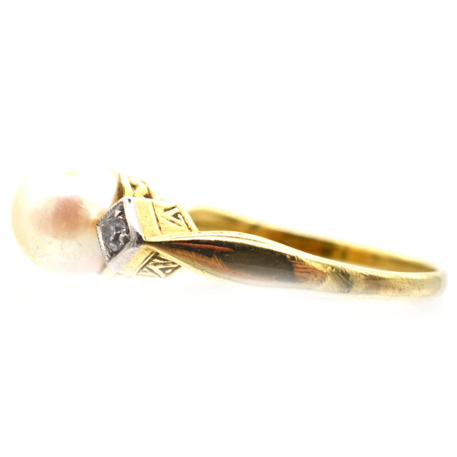 Art Deco 14ct gold ring featuring a cultured pearl and diamond, circa 1930s, in excellent condition, perfect as an engagement ring.