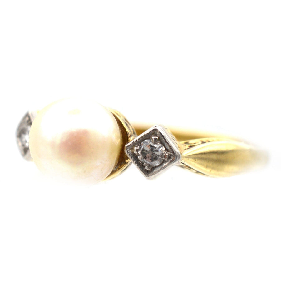 Art Deco 14ct gold ring featuring a cultured pearl and diamond accents, ideal vintage engagement ring from the 1930s.