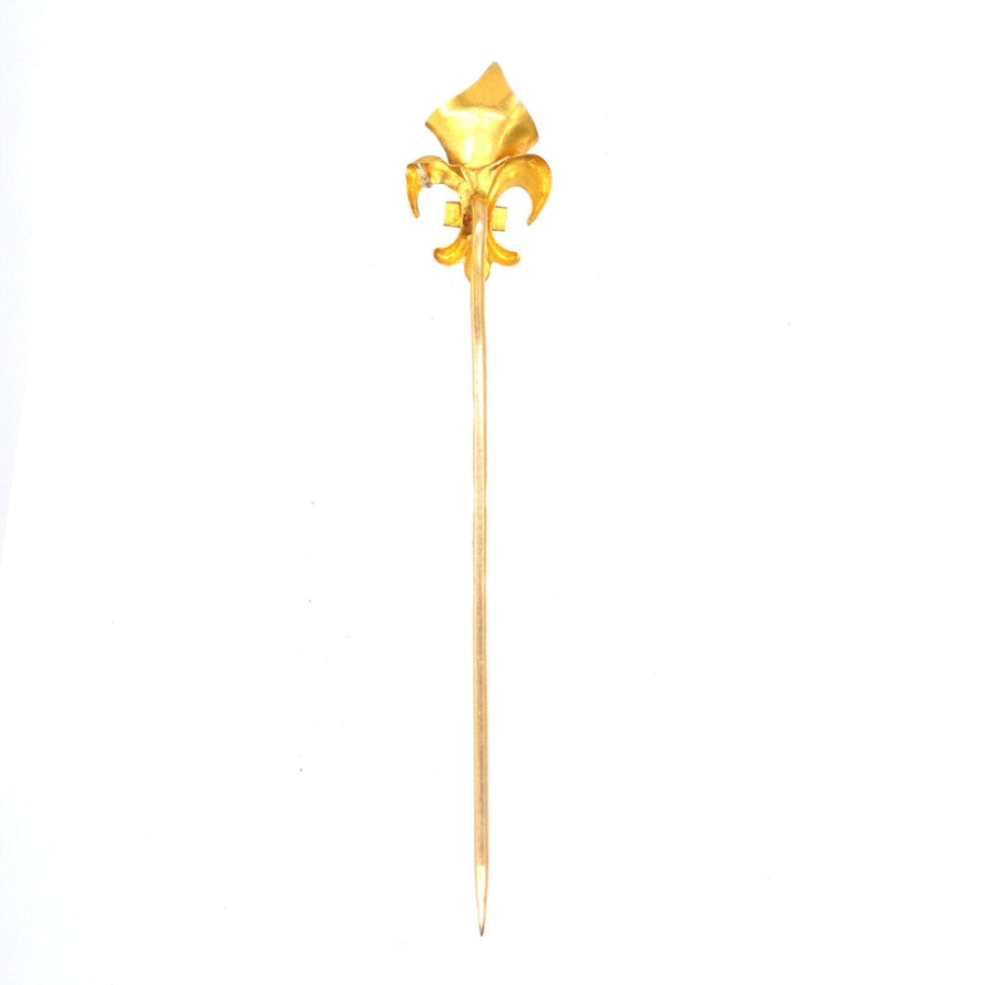 Edwardian 18ct gold Fleur de lys tie pin with pearl and diamond embellishments, perfect for stylish ties.