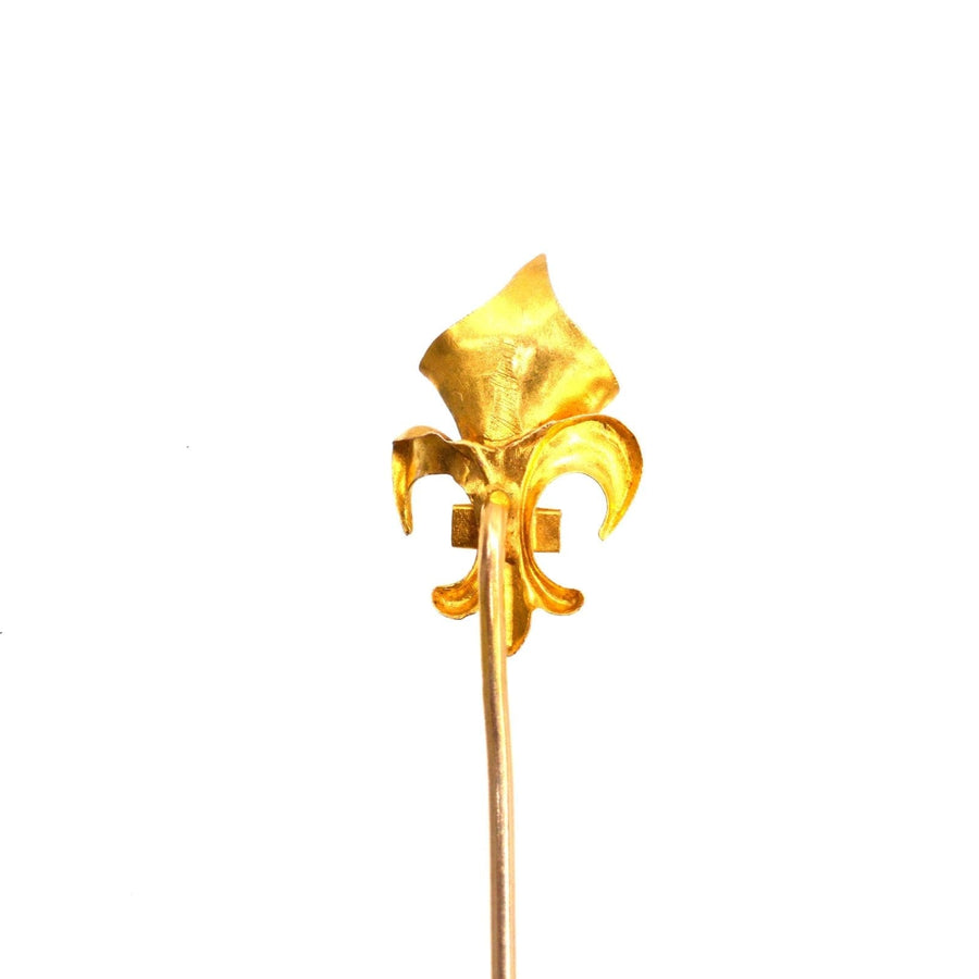 Elegant Edwardian gold Fleur de lys tie pin, featuring intricate design and polished finish.