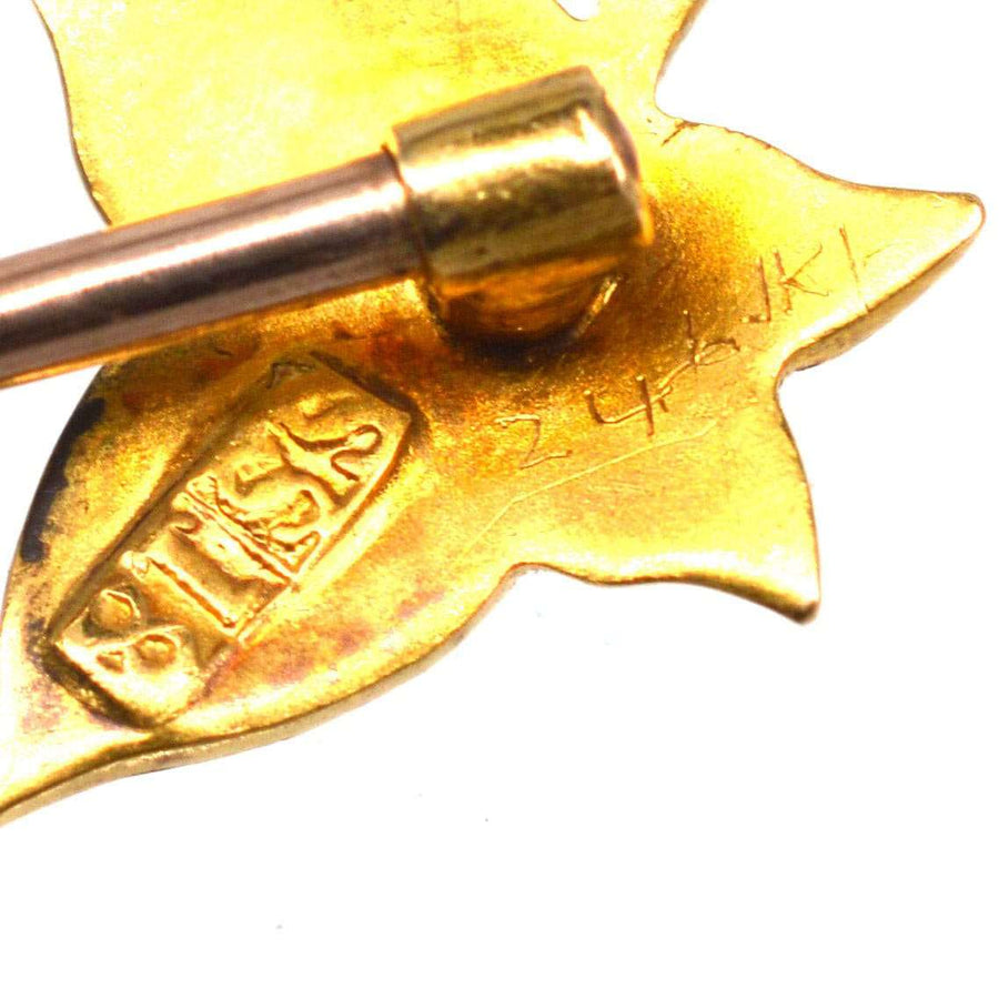 Close-up of an Edwardian 18ct gold ivy leaf tie pin featuring hallmark details and craftsmanship.