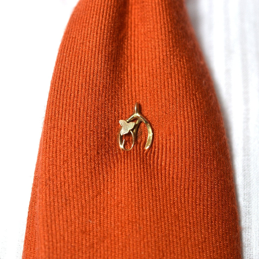 Edwardian 9ct gold wishbone tie pin with ivy leaf design, symbolizing love and good fortune.