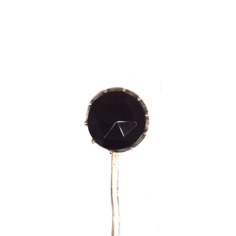 Georgian 9ct gold tie pin featuring black Vauxhall glass, showcasing craft from the 1830s.