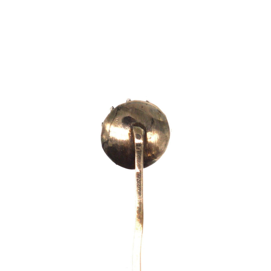 Georgian 9ct gold tie pin featuring a round Vauxhall glass centerpiece, dating from around 1830.