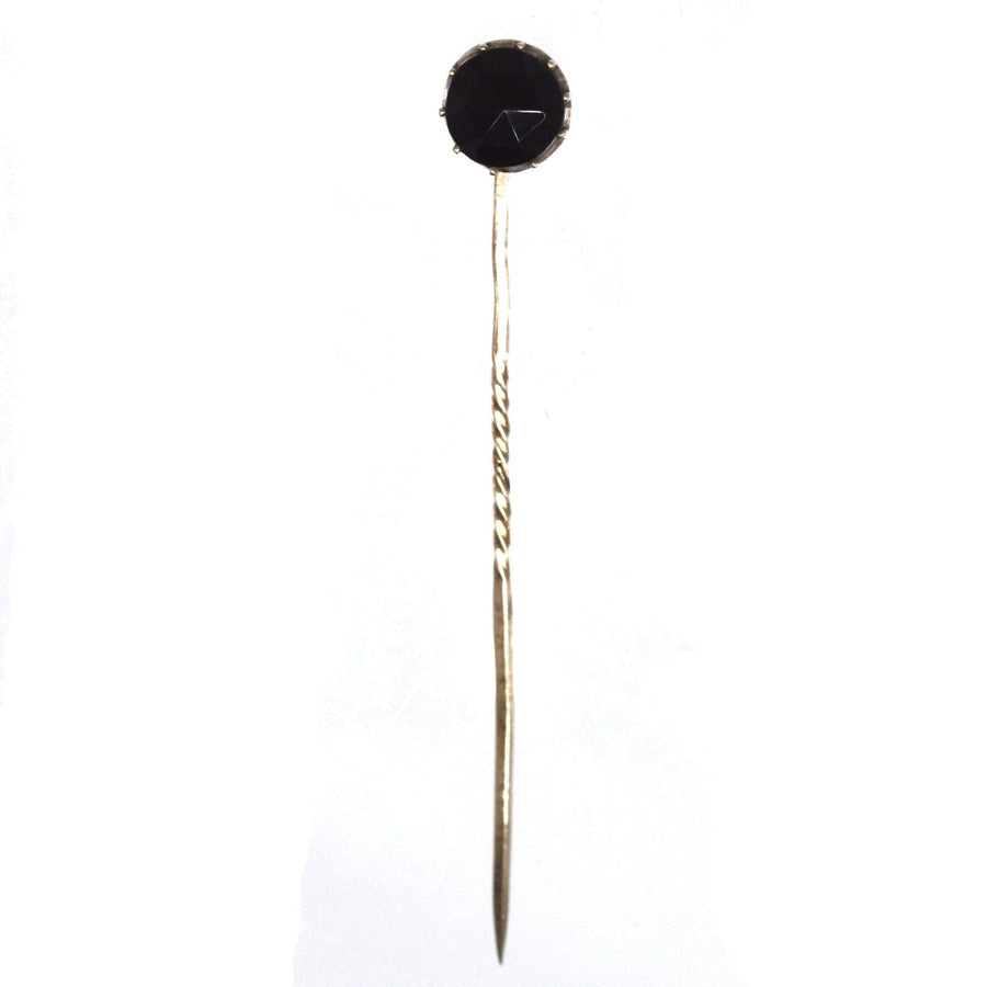 Georgian 9ct gold tie pin featuring a round Vauxhall glass top, dating from 1830, showcasing elegant historical design.