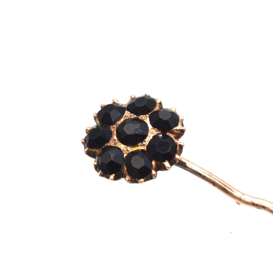 Georgian Regency 9ct gold tie pin featuring a cluster of Vauxhall black glass, dating from 1800s-1820s.