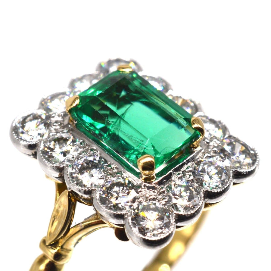 Large vintage 18ct gold and platinum emerald diamond cluster ring with green emerald and 14 diamonds.