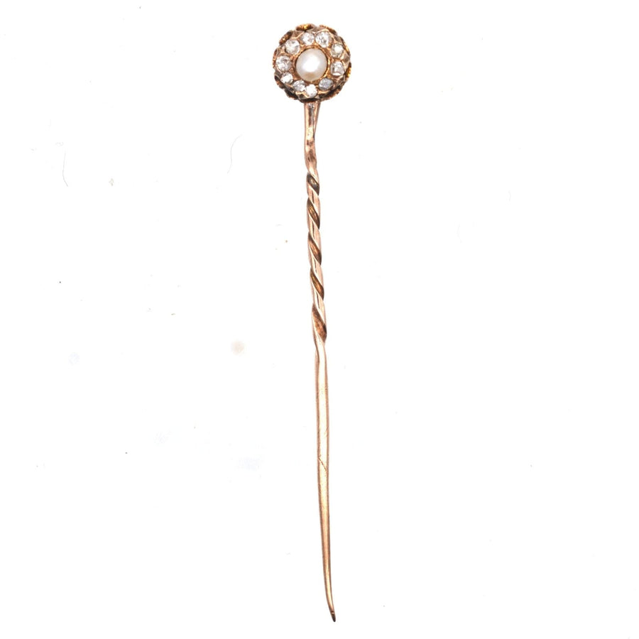 Late Victorian 15ct gold tie pin adorned with natural pearls and diamonds, ideal for elegant silk ties.