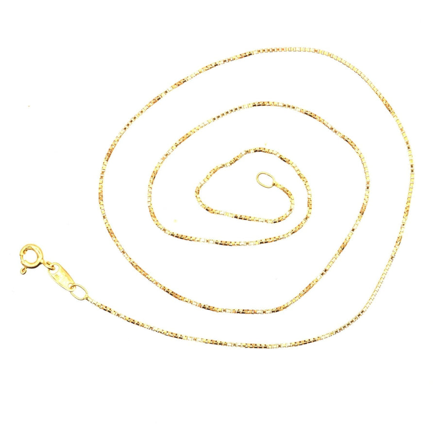 Modern 18ct gold box link chain, 45cm long and 0.9cm wide, perfect for pendants and stylish outfits.