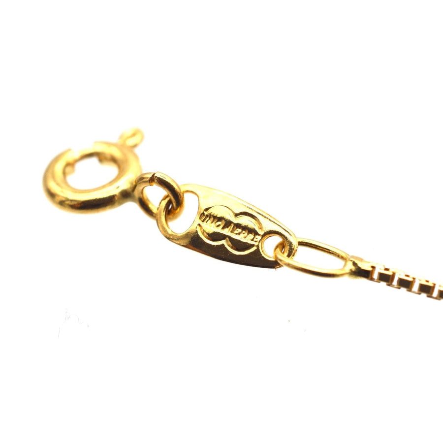 Close-up of a modern 18ct gold box link chain clasp showcasing its quality and design details.
