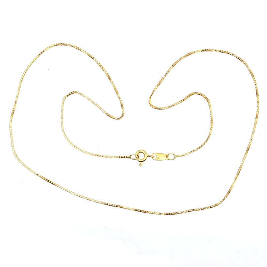 Modern 18ct gold box link chain, 18"/45cm, 0.9cm wide, stylish and versatile for pendants.