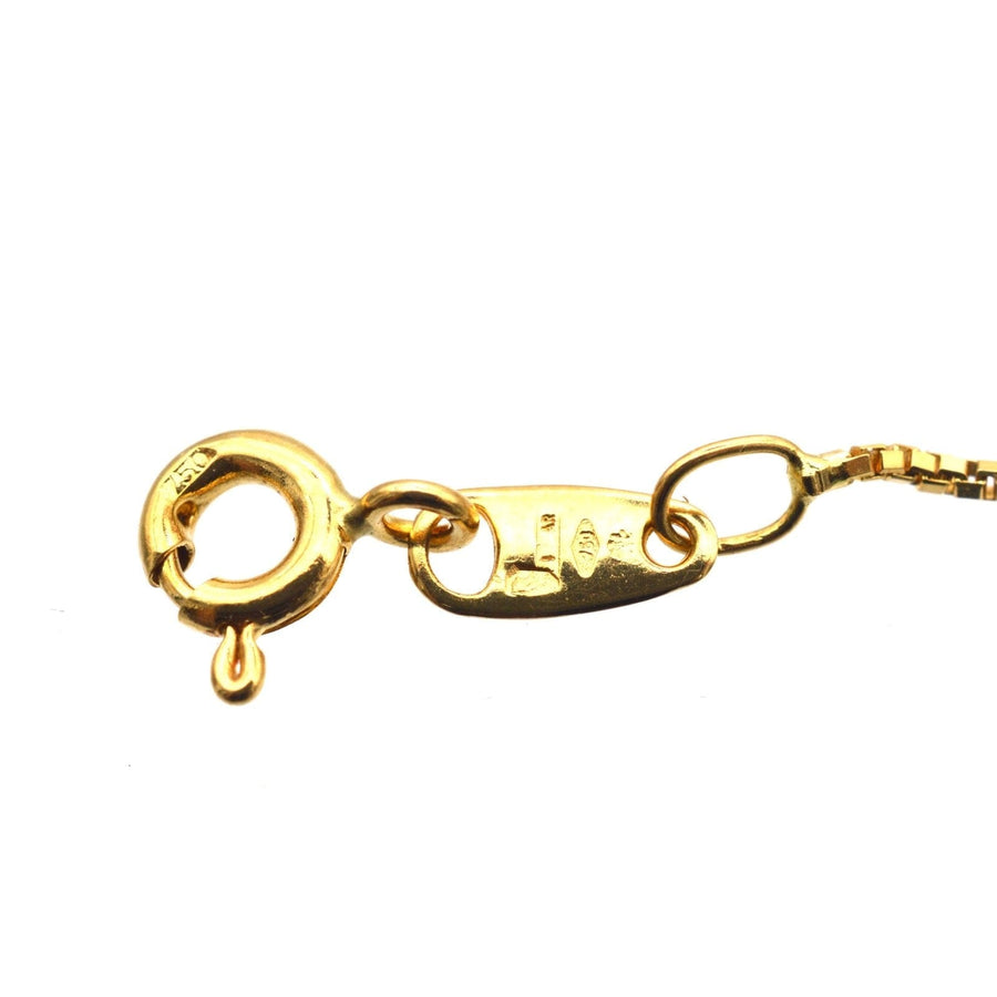 Close-up of a modern 18ct gold box link chain clasp showcasing its quality craftsmanship and secure closure.