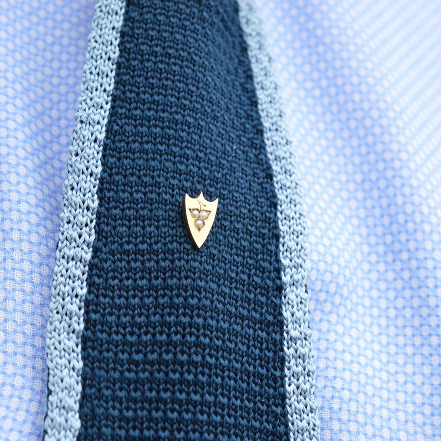 Victorian 9ct gold shield tie pin with split pearl detail on a stylish knitted tie.