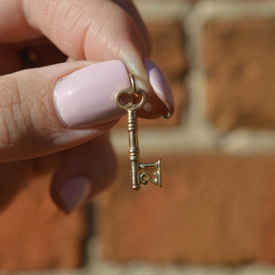 Vintage 1970s 9ct gold key charm pendant featuring 21 for a 21st birthday celebration.
