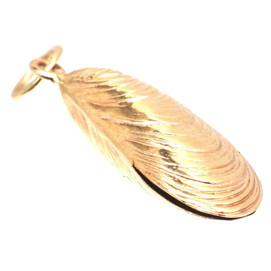 Vintage 9ct gold mussel shell charm pendant showcasing exquisite detailing, perfect for ocean lovers and gifts.