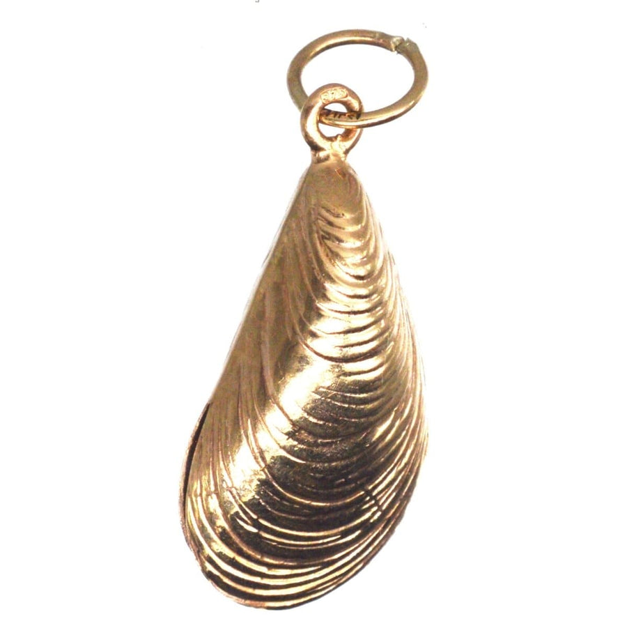 Vintage 9ct gold mussel shell charm pendant crafted in London, ideal gift for sea lovers.